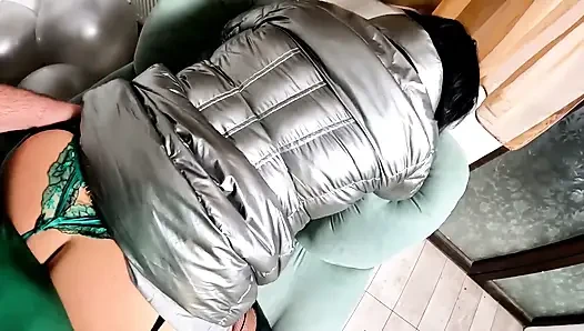 Dominante MILF, glänzende graue unterjacke pOV. Halsfick, harter doggystyle und doppel-sperma