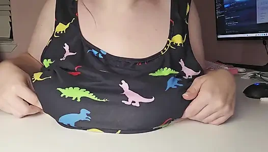 Шлепаю сисечки на моем столе