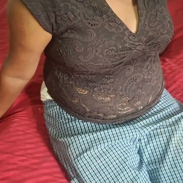 Sprzątanie lady napalonej lady sypialni tak seksownie