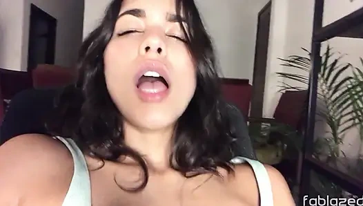 "Kamu mau jilat memekku atau ngentot aku?" - aku masturbasi dan ngobrol denganmu dalam bahasa Spanyol