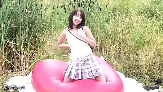 Genç kız doğada sıkı amını oynaşıyor