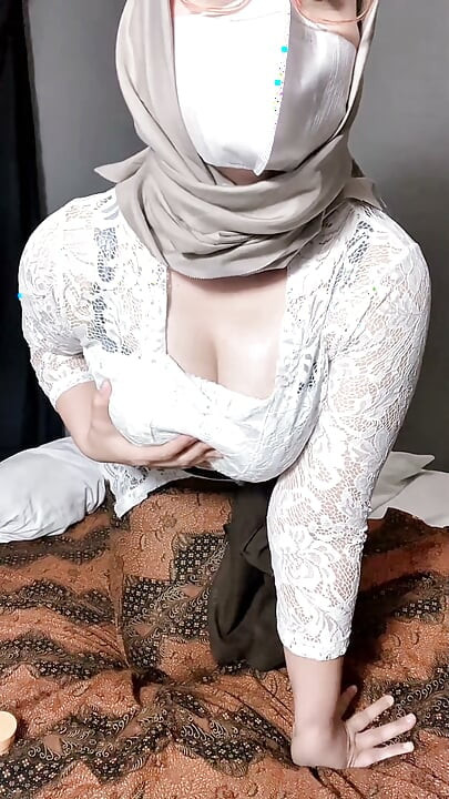 White Kebaya POV use fingers until peeing