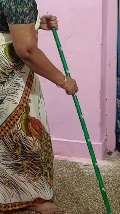 Saya menyebat ibu tiri saya semasa dia membersihkan rumah