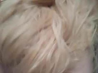 Блондинка дрочит волосами с косплеем в парике