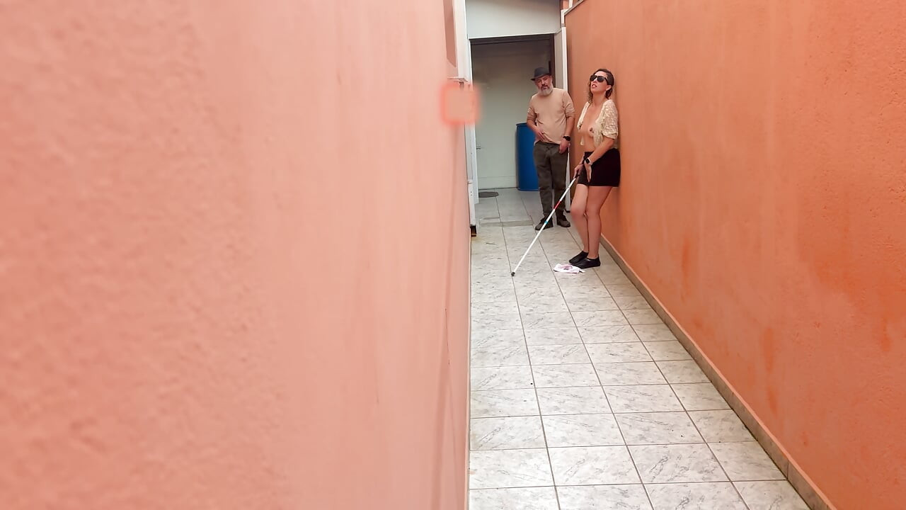 Jugando a etiqueta congelada con la chica ciega en el callejón.