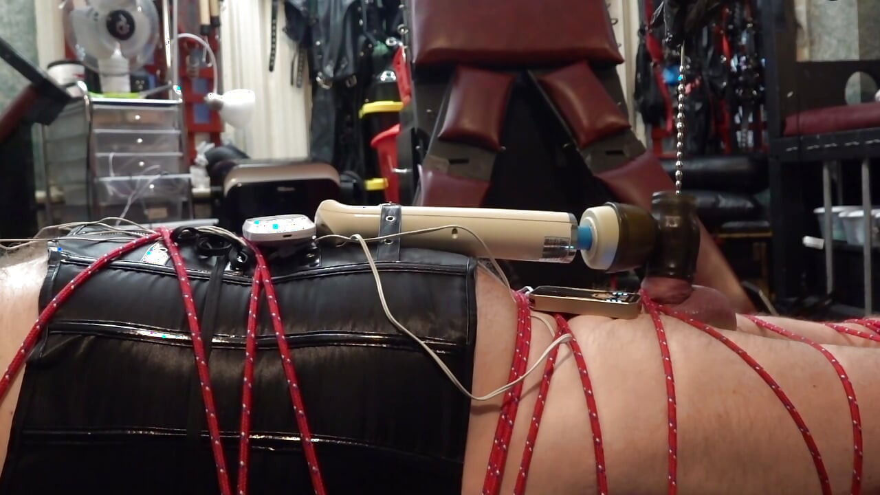 Bondage, sutek E-tim, Pompa penisa i Brzmiące na tablicy bondage coffin