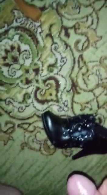 Cum on heel