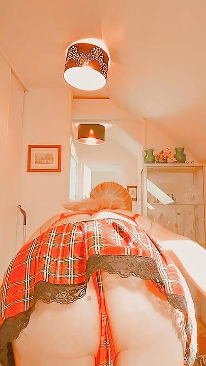 The little housekeeper is looking for the tip