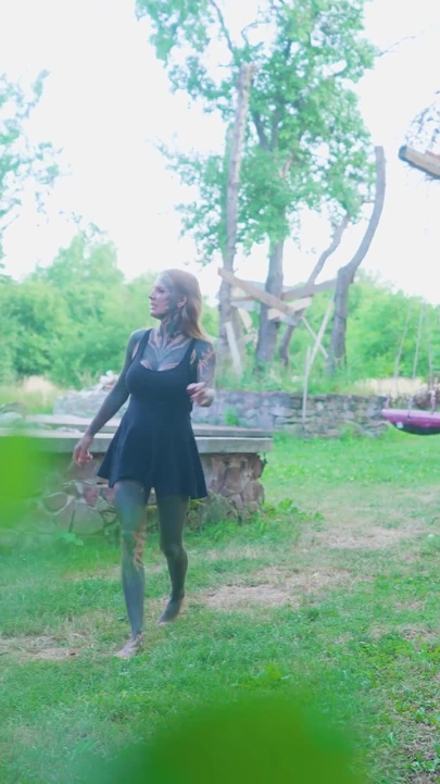 纹身女孩在混乱喷出性狂欢, 肛交, 口交和双洞齐插!