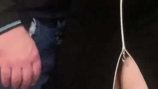 OMG! Saftige muschi in der U-bahn berühren - penetrieren in sexy höschen