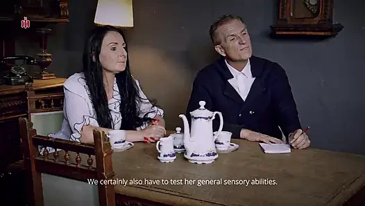 Горничная Judith качает своими отвисшими сиськами и получает шлепанье ради этого