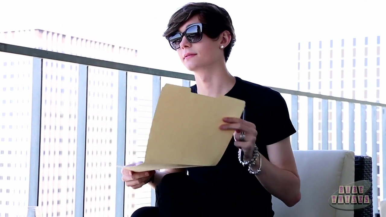 ニコは尻を手話で送る