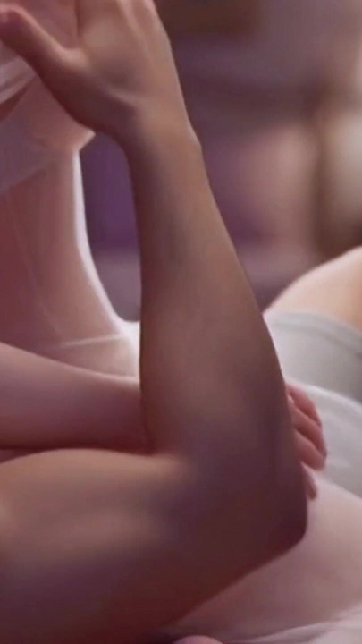 빨고 있는 동안 샤워하는 빨간 머리 새엄마 | 클립 1