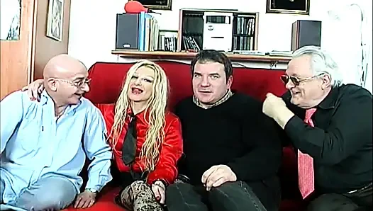 Sexy blondine in schwarzen strümpfen fistet zwei perverse männer