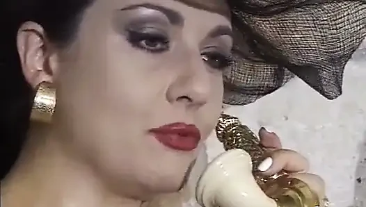 Jessica rizzo dengan daging hitam untuk adegan mrs. rizzo 02