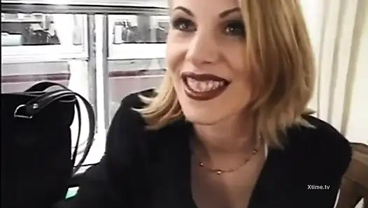 Sürtüklerle sert sikişmeden önce iki büyük yarak emiyor ateşli grup seks