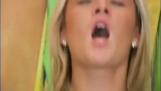 Fantastik sıska sarışın genç kız amının içinde büyük bir yarağın tadını çıkarıyor ve sonra ağzına boşalıyor