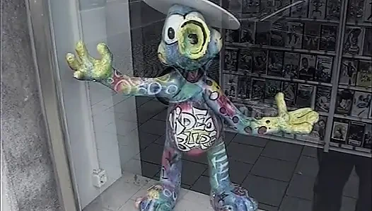 Блондинку трахают трое мужиков в видеомагазине и должен отсосать