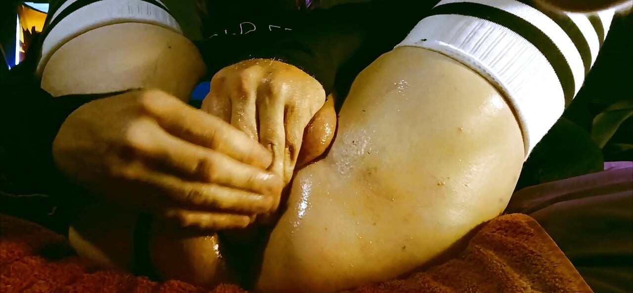 12 min oiled butt play with Raven LeTrap