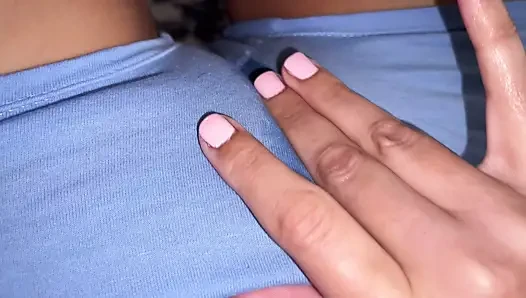 Pandangan orang pertama tentang masturbasi memek basah berbulu.