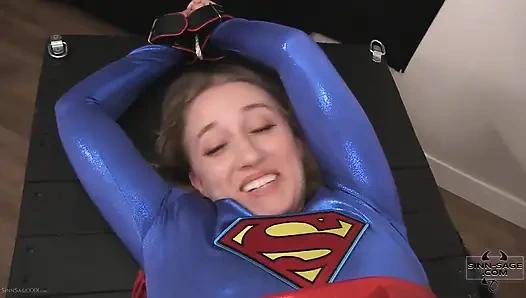 Супергерл супер киска с участием Sinn Sage, Riley Reyes