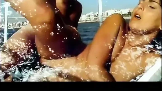 Threesome panas di perahu untuk dua pelacur muda mengisap kontol pemiliknya