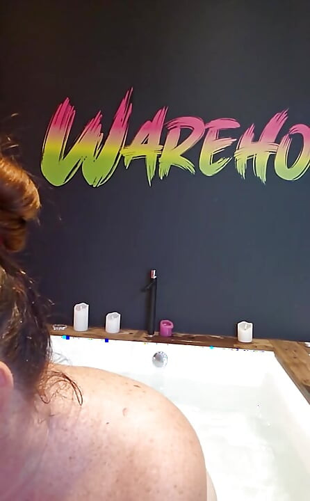 Sperma doe mee in het bad bij Warehouse-X! Ik heb speelgoed. Ik zal mijn reetje brengen als jij je brengt