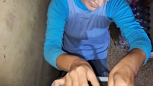 Cewek nakal ini nyepong kontolku di gudang sebelum pulang kerja