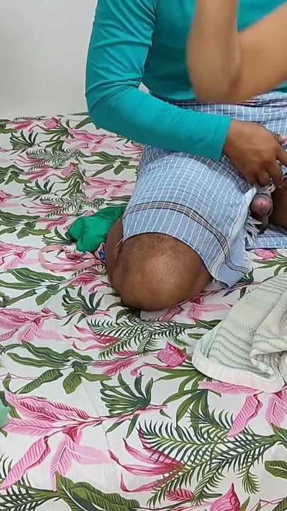 Must-see moment from "Komal took off her clothes and went to take a bath, the brother came and was listening to her climb"