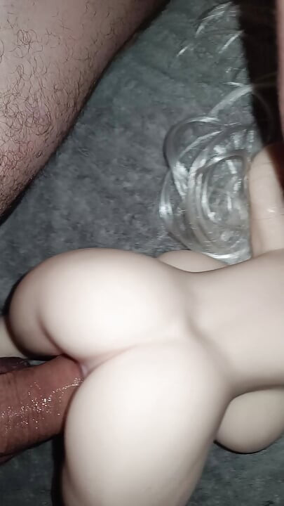 Mala Dollie uživa u dubokom psećem stilu i kapajućem svršavanju unutra