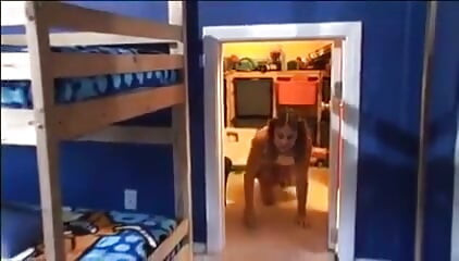 Молодичка і мамка знають, як отримати задоволення від чоловіка