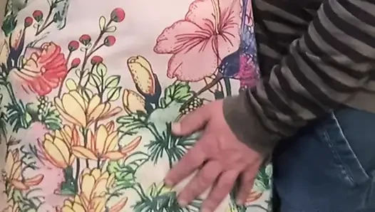 Metroda seksi kıllı amcık patronu tarafından parmaklanıyor