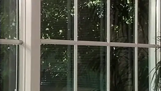 Büyük memeli büyük memeli esmer Amerikan klasik pornosunda büyük sert bir yarak emiyor