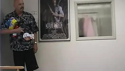 Умный репортер Bethany Sweet готова сделать все, чтобы получить захватывающее интервью