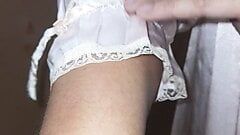 Masturbação porra usando vestido de lingerie de cetim no vestiário