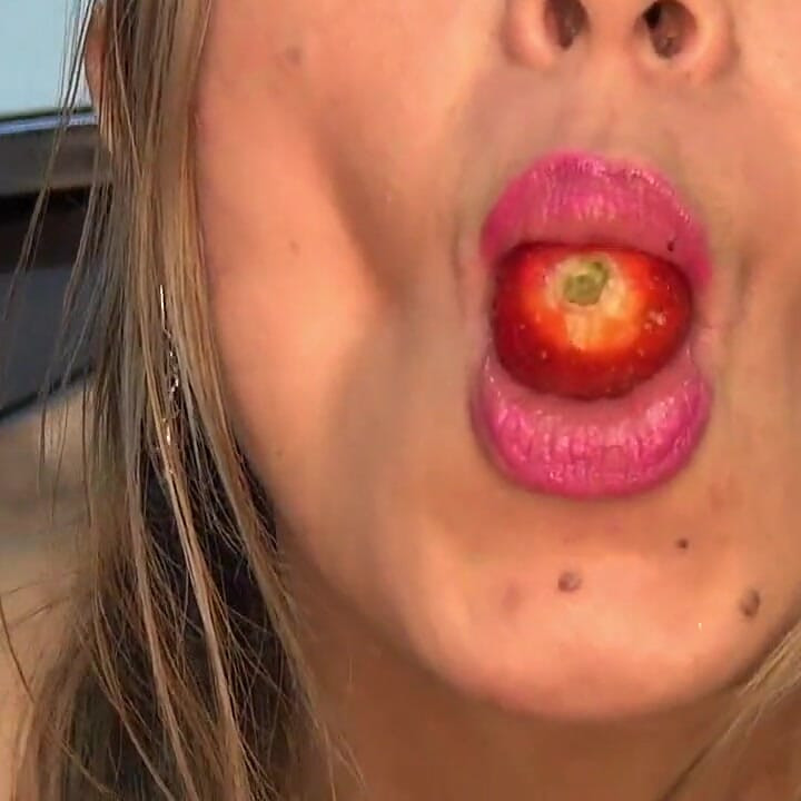 I Swallowed a Lot of Huge Strawberries!!