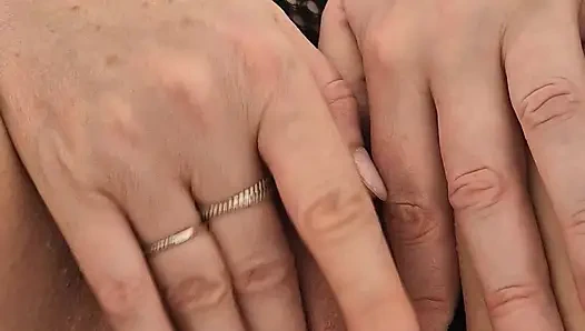 Hotwife fickt, während sie mit ihrer Klitoris spielt und mehrmals kommt