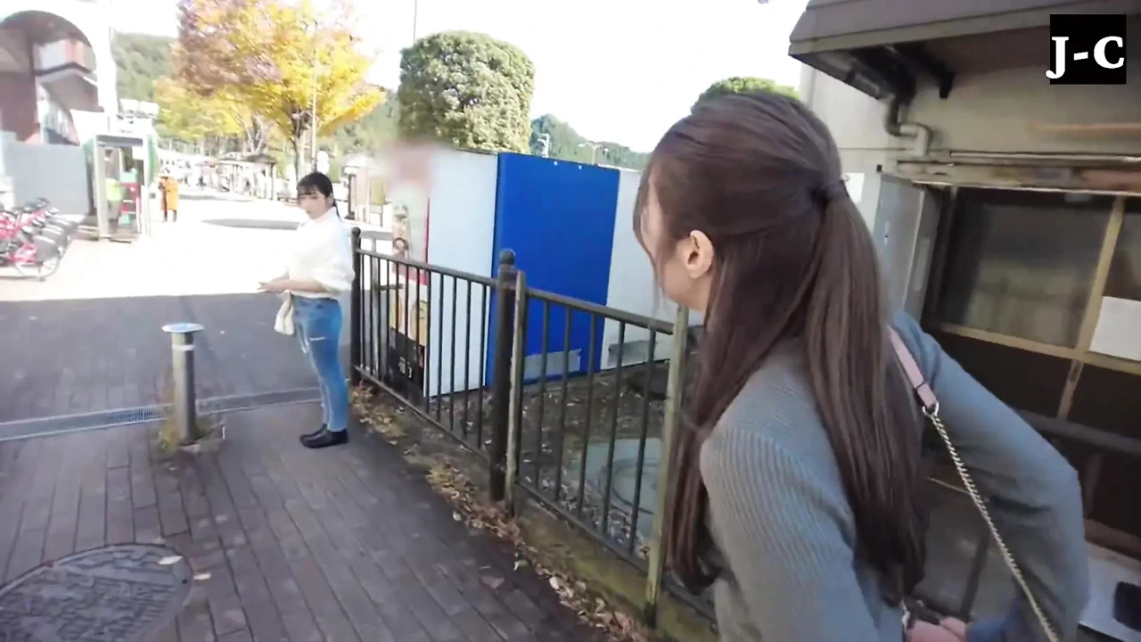 两个女人分享一个大胆的湿吻和禁止的欲望 - a