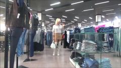 Sexy děvka nakupuje v Milanu