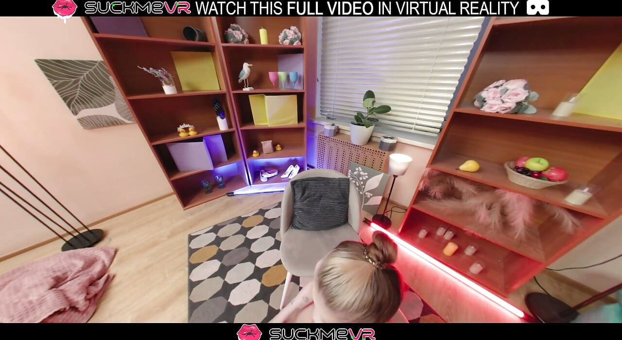 Die atemberaubende blonde Molly Stone stöhnt, während sie gut in VR fickt.