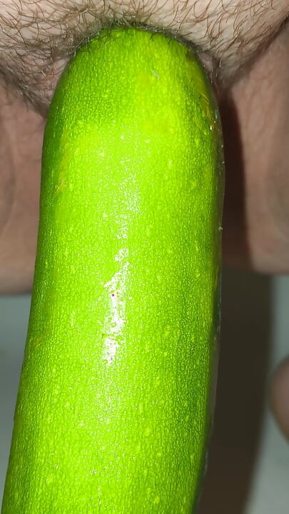 היא רצתה שהכוס הצר שלה ישחק עם מלפפון ויזיין