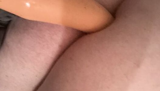 Tiener gebruikt voor het eerst een enorme 18 inch anale dildo