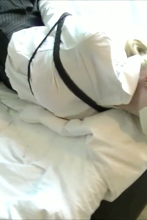 Rubia atada amordazada con bragas, ballgag y cinta de microfoam!