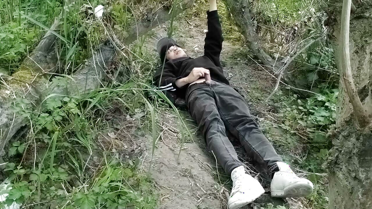 Dieser schwule twink steckt seinen schwanz durch seine fliege, um draußen zu wichsen