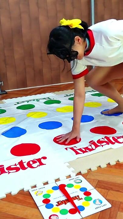 Experimentando Twister com um vibrador inserido enquanto suporta o orgasmo