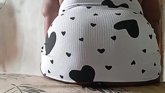 Ich wurde geil und saß auf einem riesigen schwanz, meine enge muschi schluckte alles.