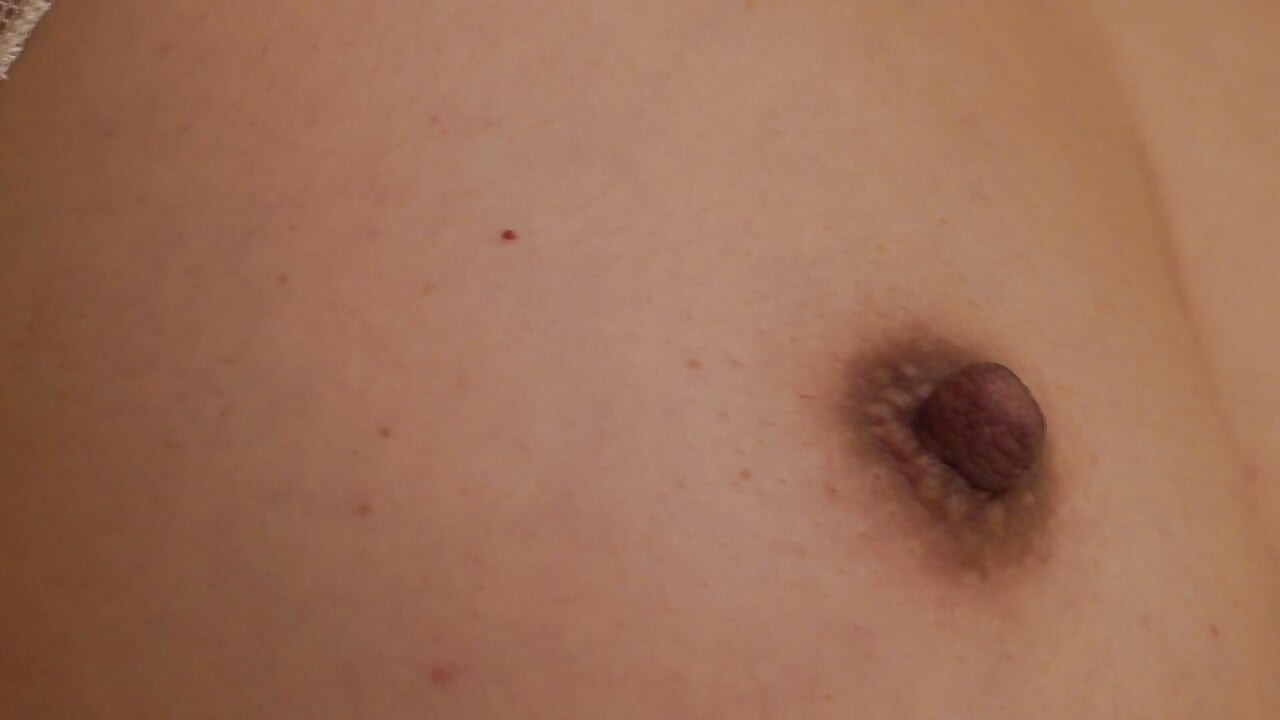 처음에는 수줍어. 그녀는 빨리 워밍업하고 가자