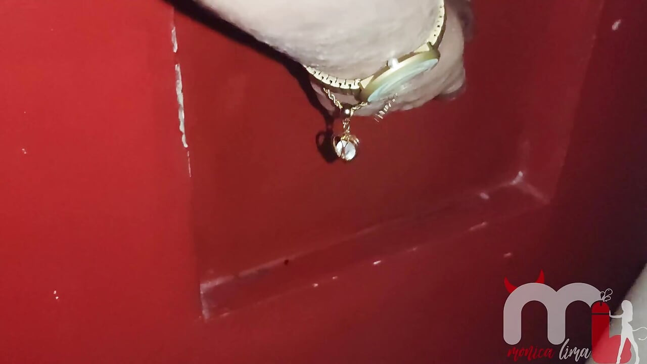 Wife fucked by strangers at gloryhole