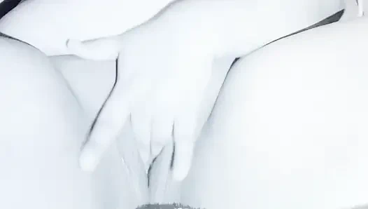 Ich genieße die Sinnlichkeit meiner Freundin und ihrer Gurke in Schwarz-Weiß