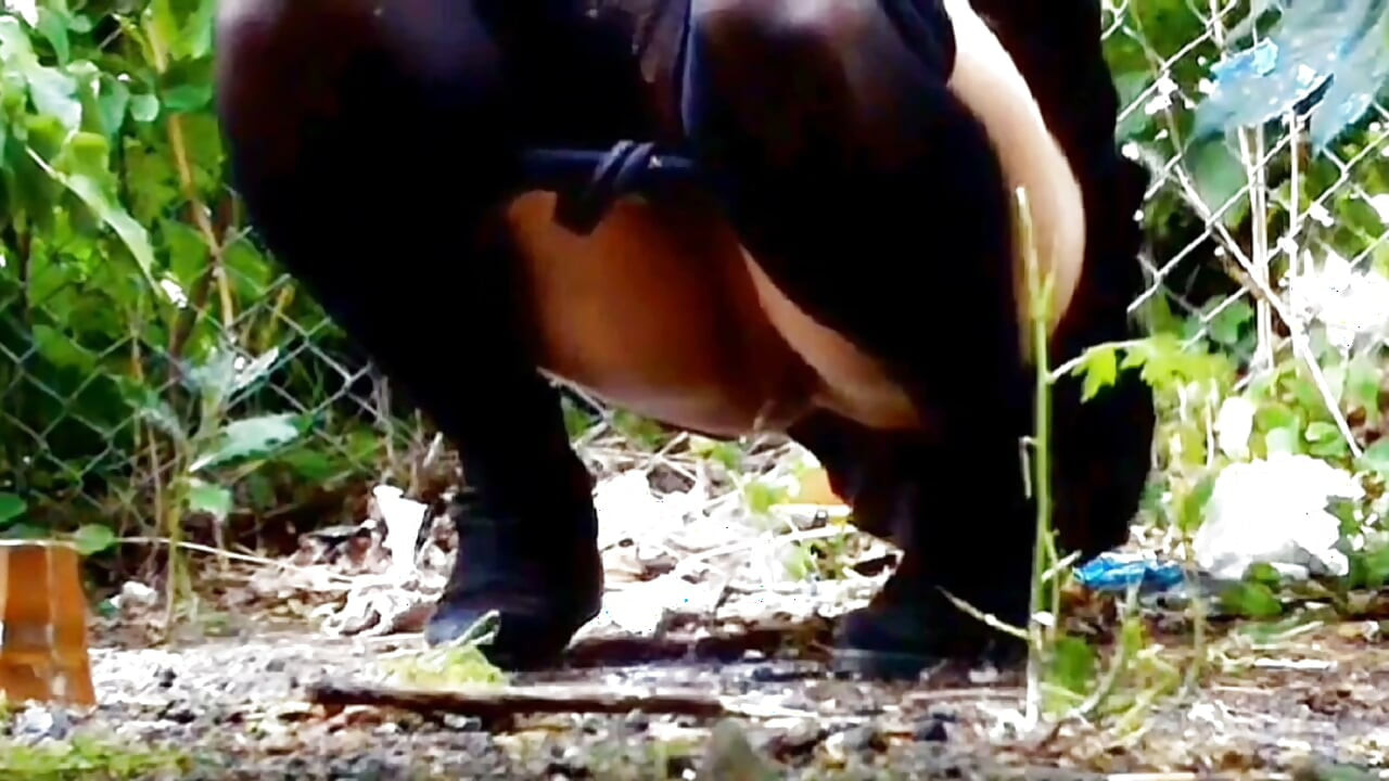 The Longest Outdoor Pee with a Completely Full Bladder
